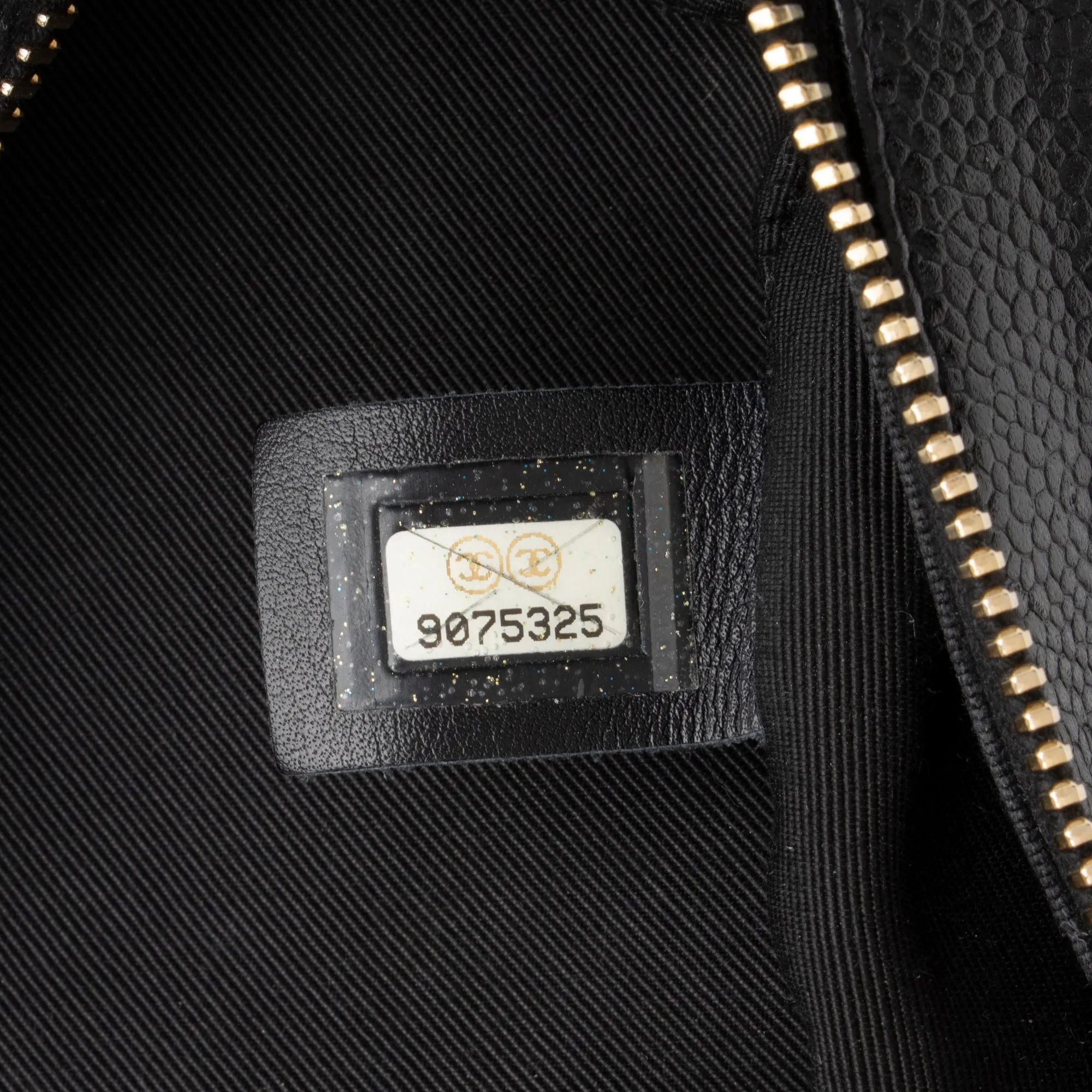 Chanel Caviar Leather Timeless CC Hobo (SHF-fu7h3a)